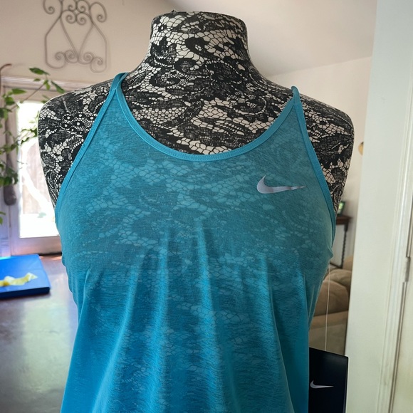 🌺$18 OFF RETAIL $38🌺NWT NIKE SIZE SMALL🌺CLOSET CLOSING EVERYTHING MUST GO 🌺 - Picture 4 of 4